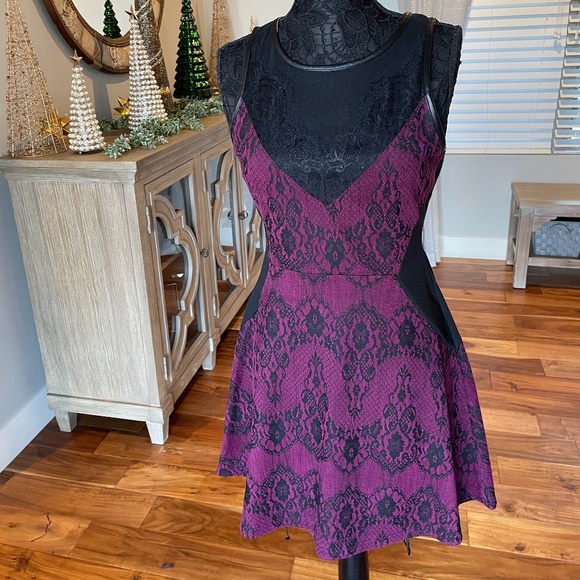 Buffalo Burgundy/Black Lace Sleeveless Dress - Picture 2 of 5